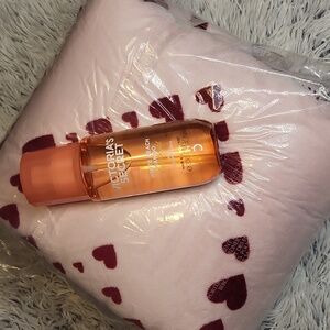Victoria's Secret Pink/ Red Heart Throw With FREE 🎁🎉🍑White Peach Mango Mist